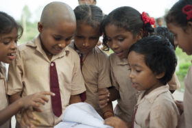 aktionboernehjaelp støt indien uddannelse rettigheder Interesserede børn Interesserede børn, deler deres viden, smiler