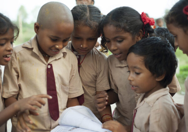 aktionboernehjaelp støt indien uddannelse rettigheder Interesserede børn Interesserede børn, deler deres viden, smiler