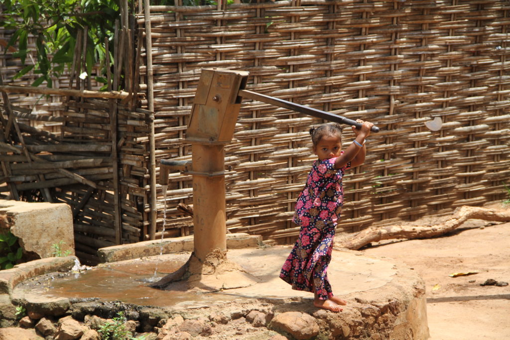 aktionboernehjaelp indien pige ved vandpumpe rent vand landbyer