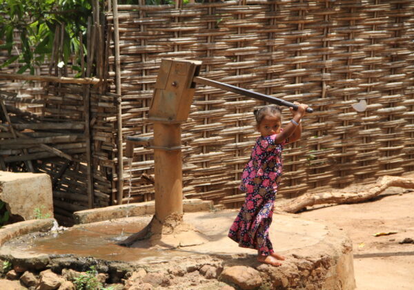 aktionboernehjaelp indien pige ved vandpumpe rent vand landbyer