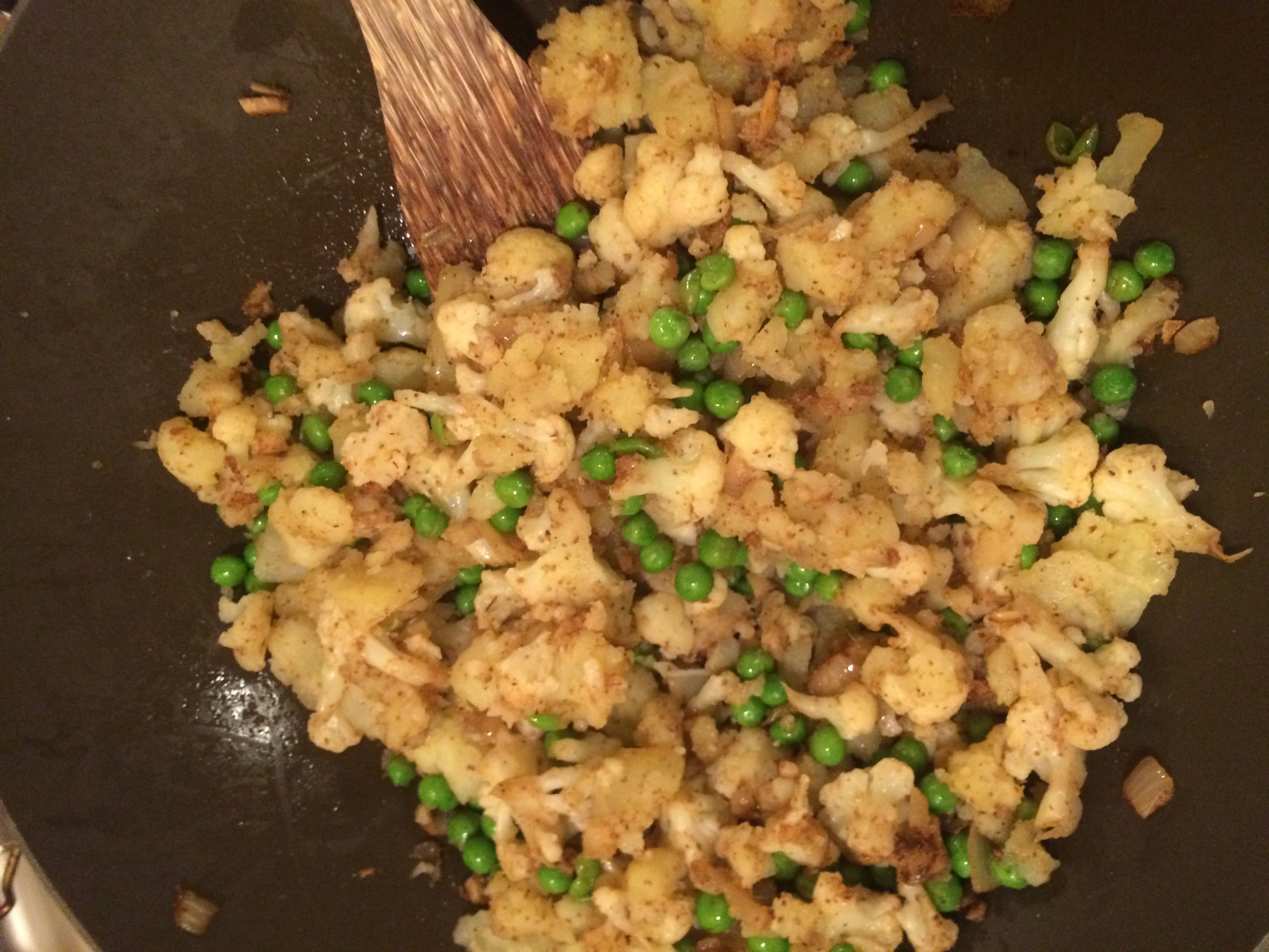 Samosa kan laves med forskelligt fyld. Her er det kartofler, blomkål, løg og ærter. 